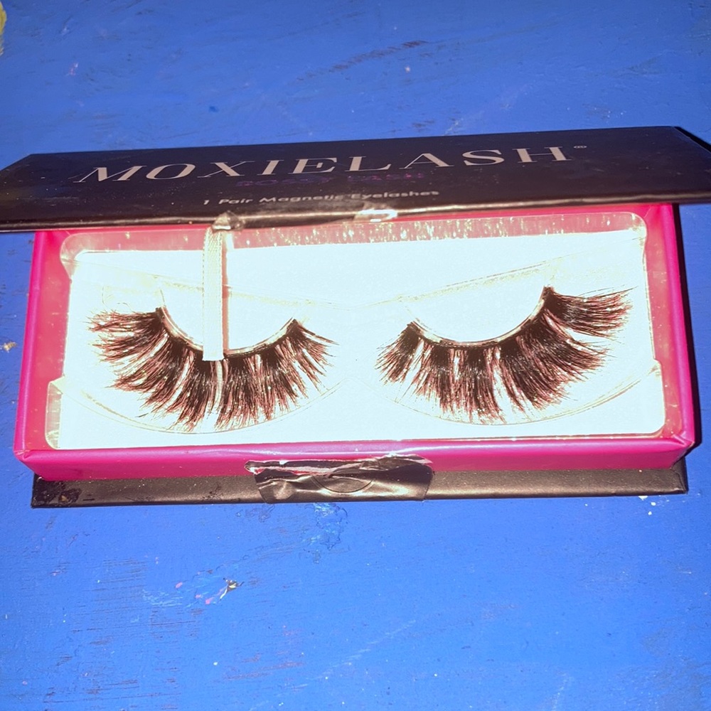 MOXIELASH BOSSY LASH NWT!!!